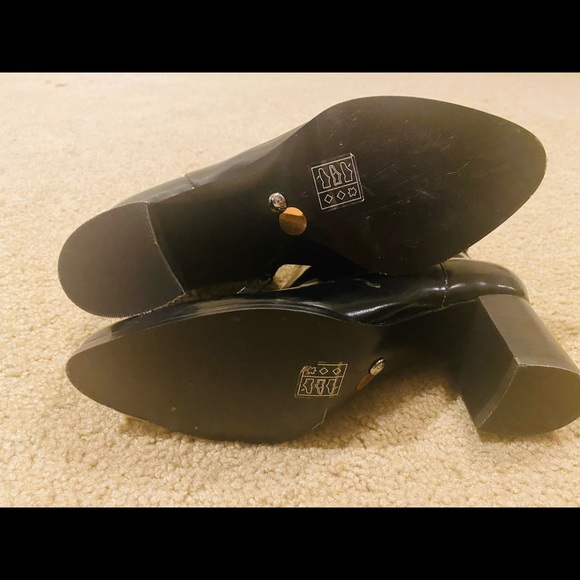 Gorgeous Charles and Keith Us size 7 booties : new, never worn. - Picture 6 of 6